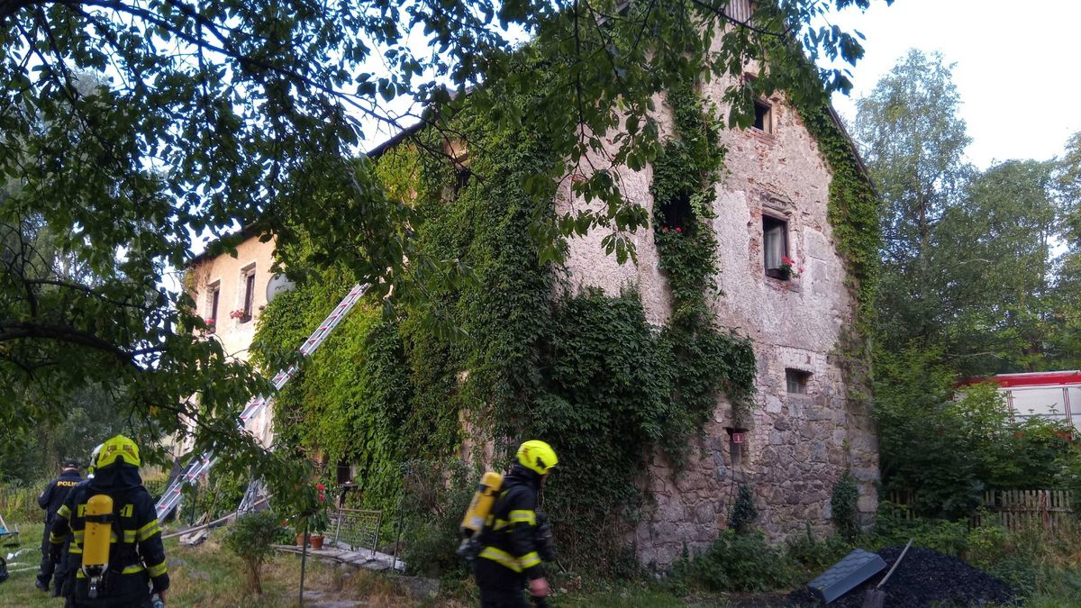 V hořícím domě na Karlovarsku zemřel muž